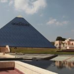 Vedle galerie, která je ve t varu pyramidy, je největší vodní fontána v Izraeli.