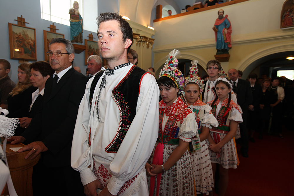 U rakve drželi čestnou stráž krojovaní.