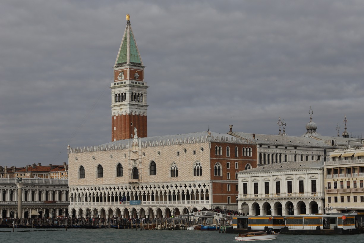 Na Dóžecí palác (uprostřed) a Campanilu (zvonici) sv. Marka je nejkrásnější pohled z lodi.