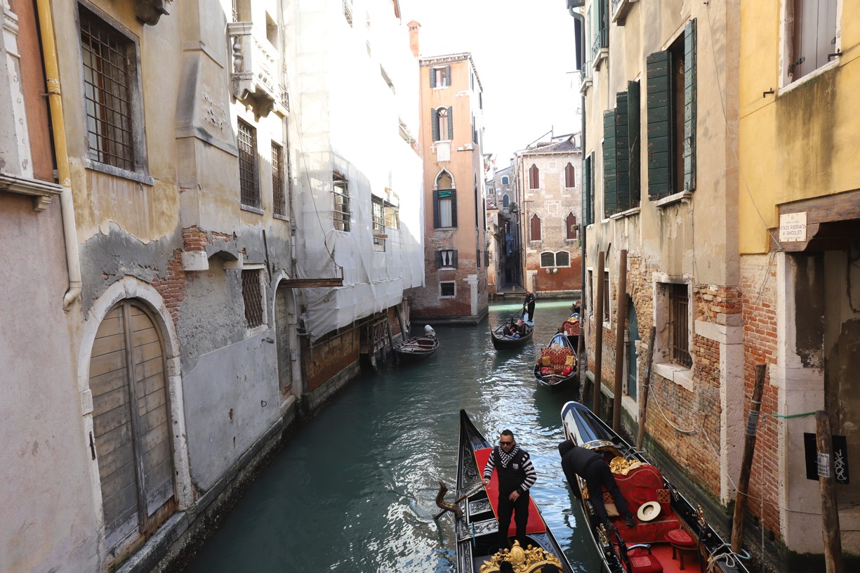 Úžasné pohledy na architekturu Benátek obklopenou vodními cestami