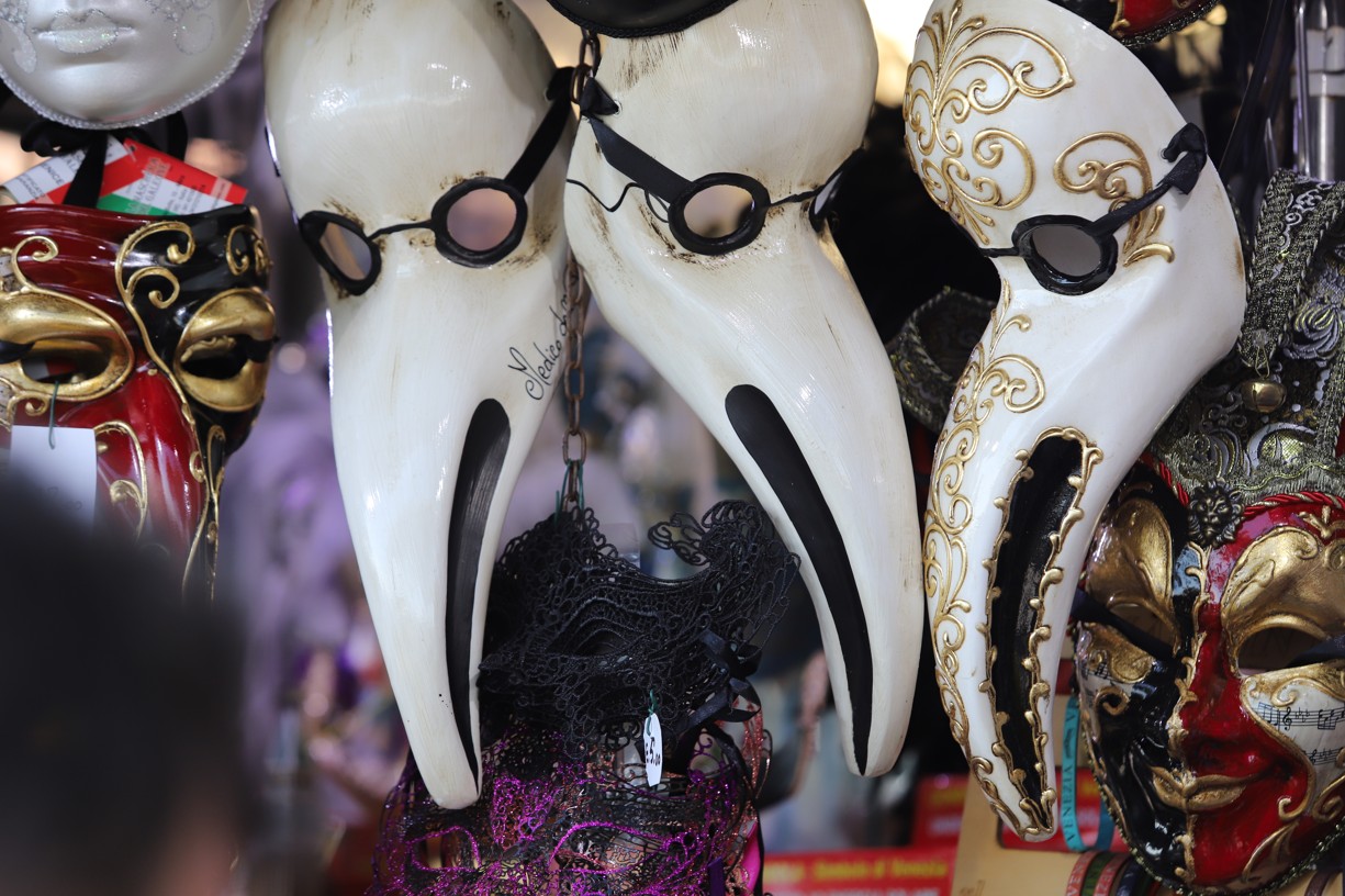 Ve stáncích si mohli turisté zakoupit nejrůznější masky