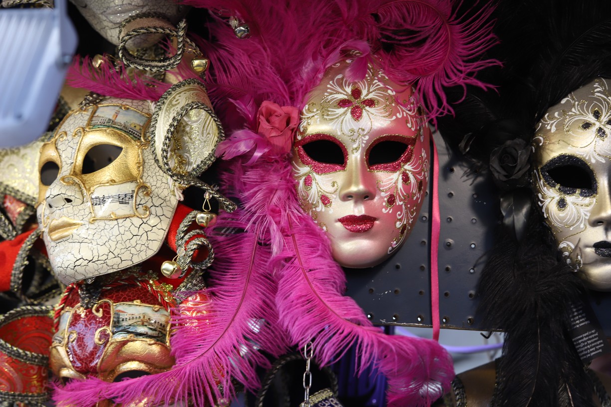 Ve stáncích si mohli turisté zakoupit nejrůznější masky za různé ceny