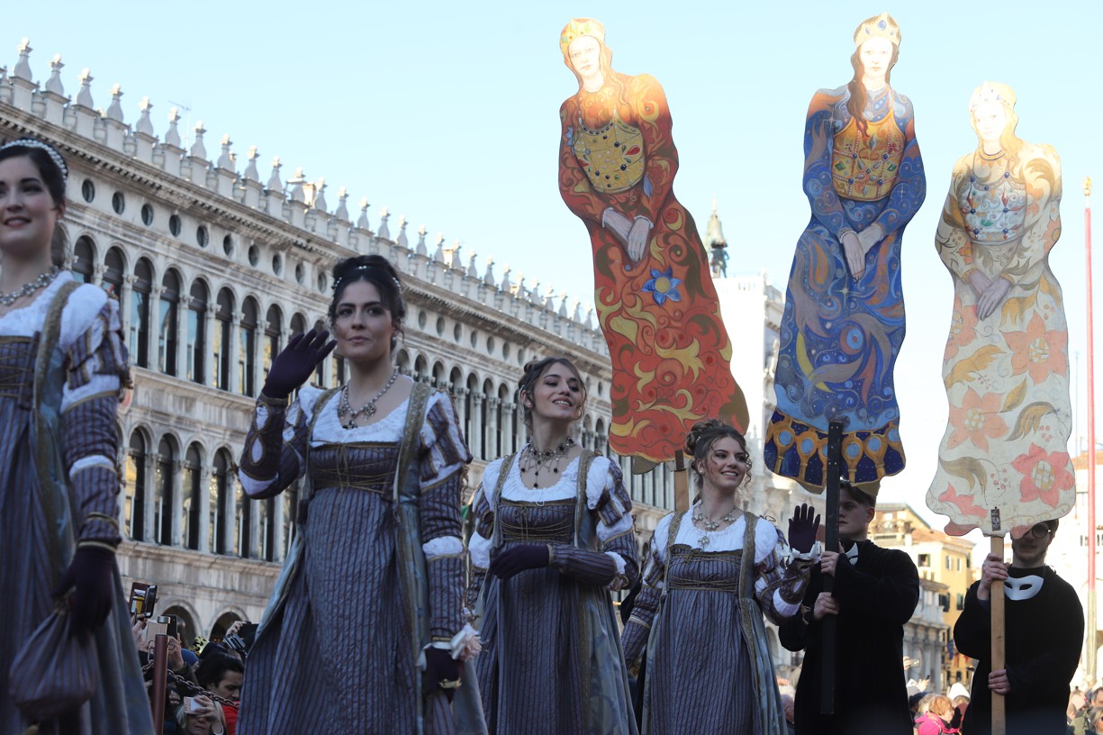 Po molu k podiu na náměstí svatého Marka už dvanáct benátských Marií kráčelo po svých
