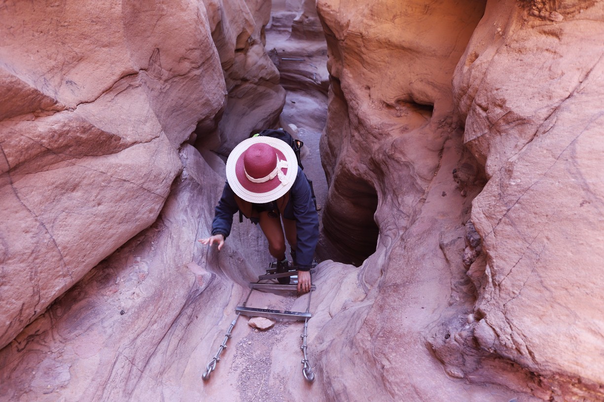 Katka se spouští po žebříku v Red Canyonu