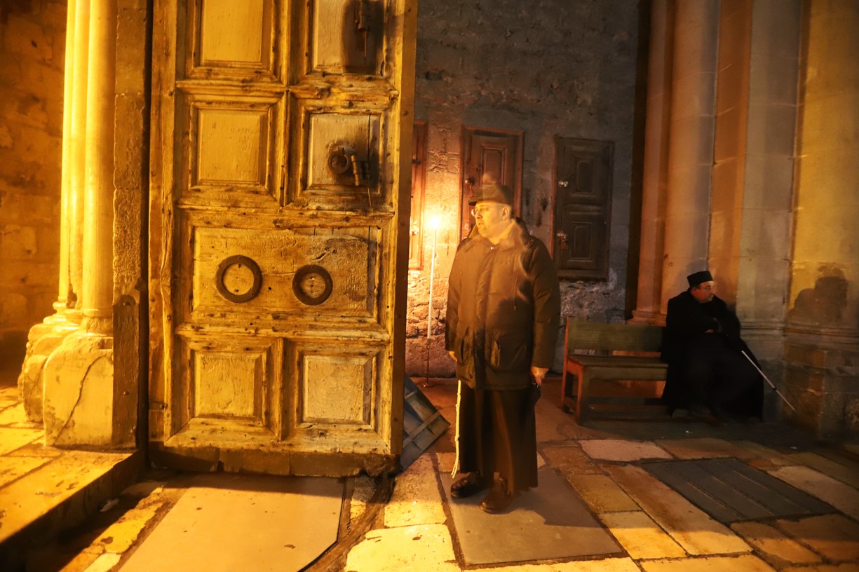 Strážce u vstupu do baziliky Božího hrobu