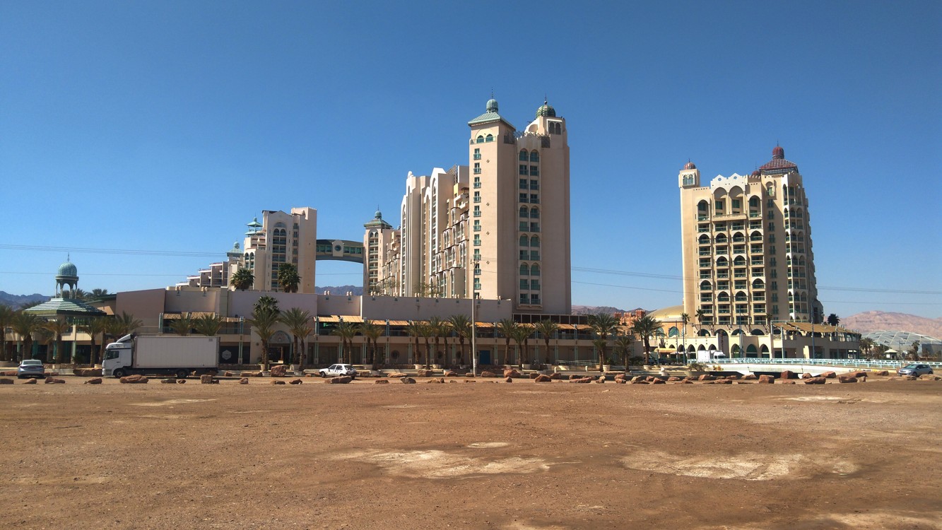Poslední hotel na konci promenády v Eilatu