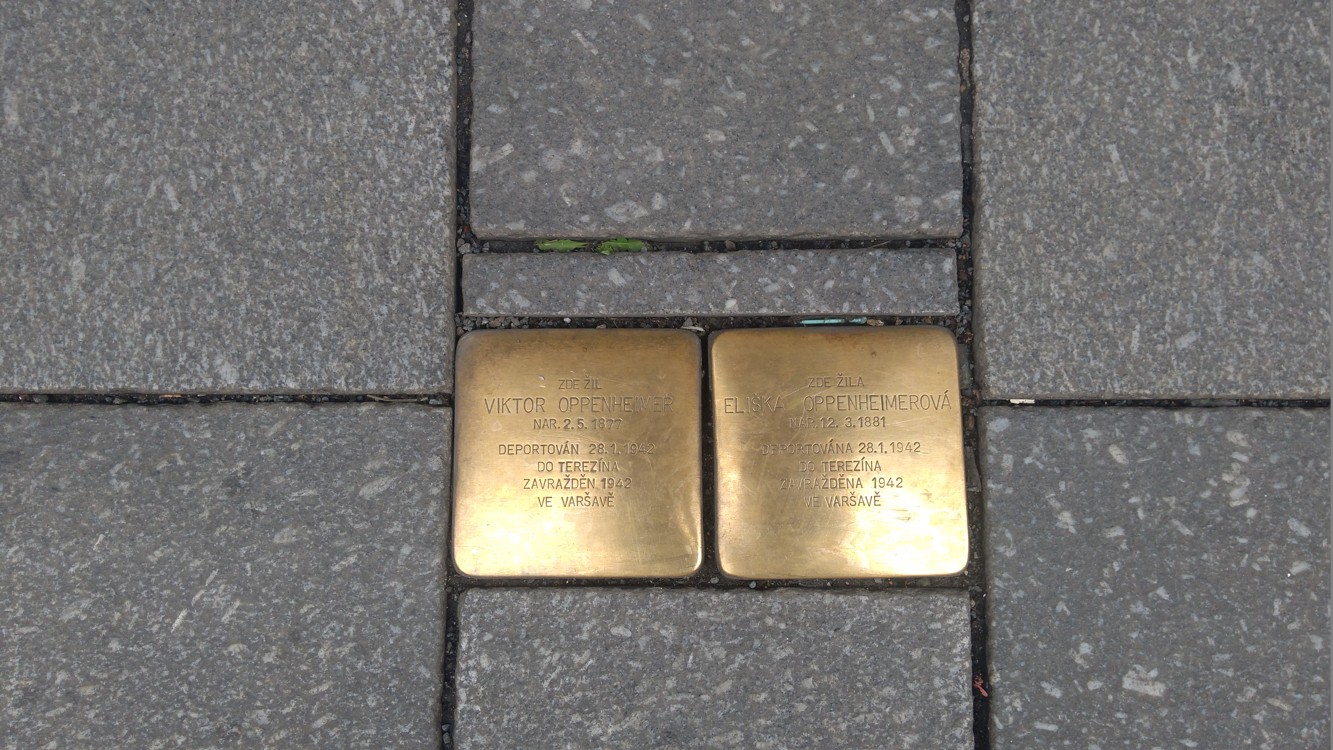 Memento dvacátého století. Zlaté kostky v dlažbě i v Brně připomínají oběti holocaustu druhé světové války...