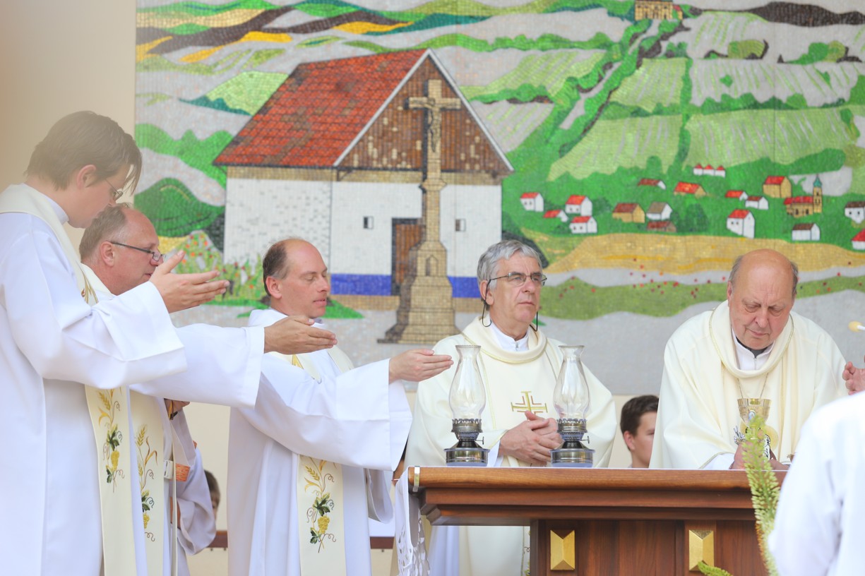 Hlavním celebrantem poutní mše svaté byl českobudějovický biskup Mons. Pavel Posád