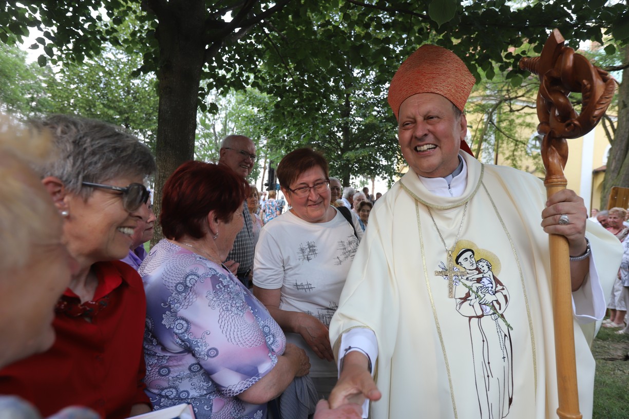 Pan biskup Posád se se všemi rád pozdravil, prohodil dobré slovo a všem žehnal