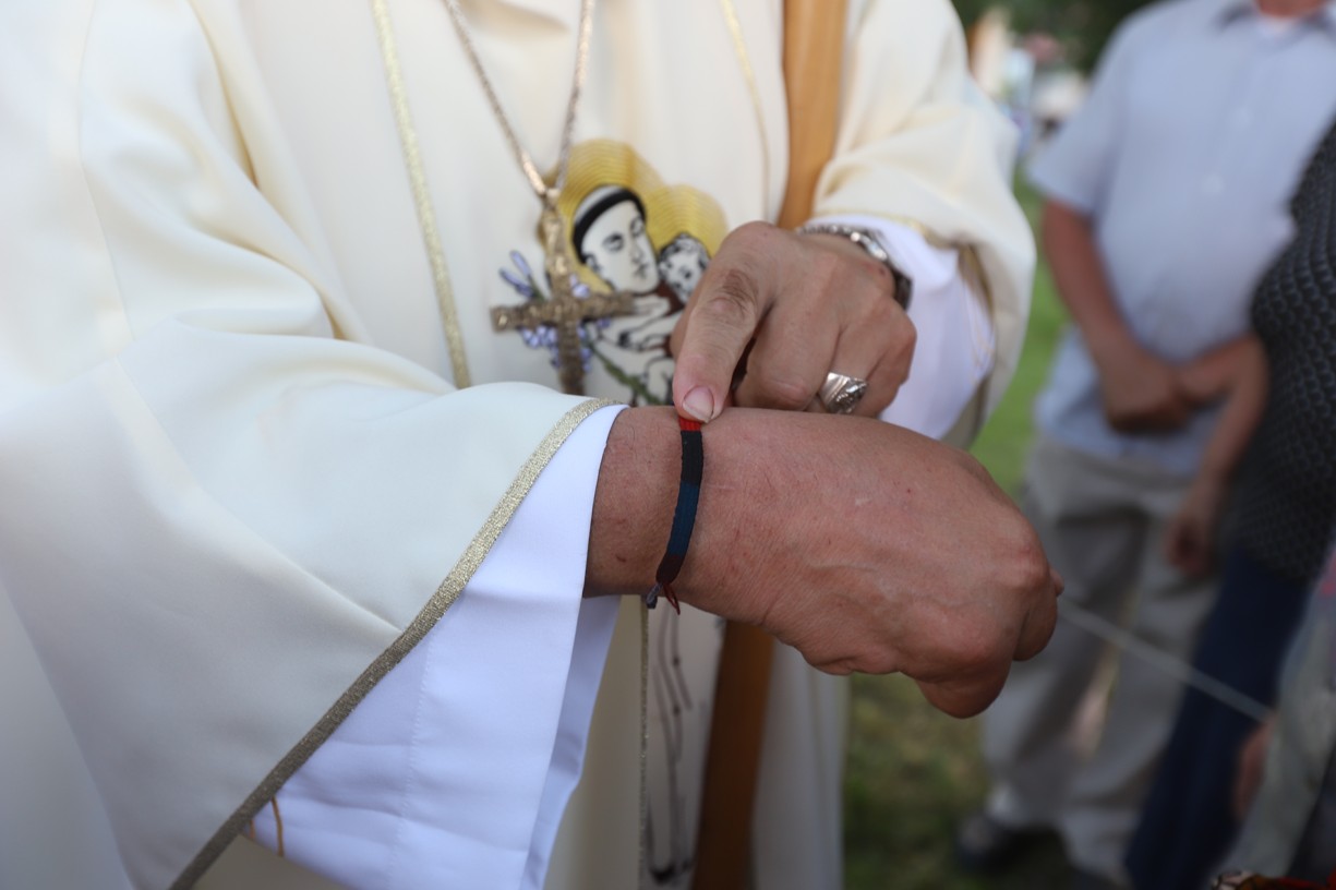 "Tento náramek přátelství jsem doatal od jedné dobrovolnice v Panamě," ukazoval hned pohotově biskup Posád.