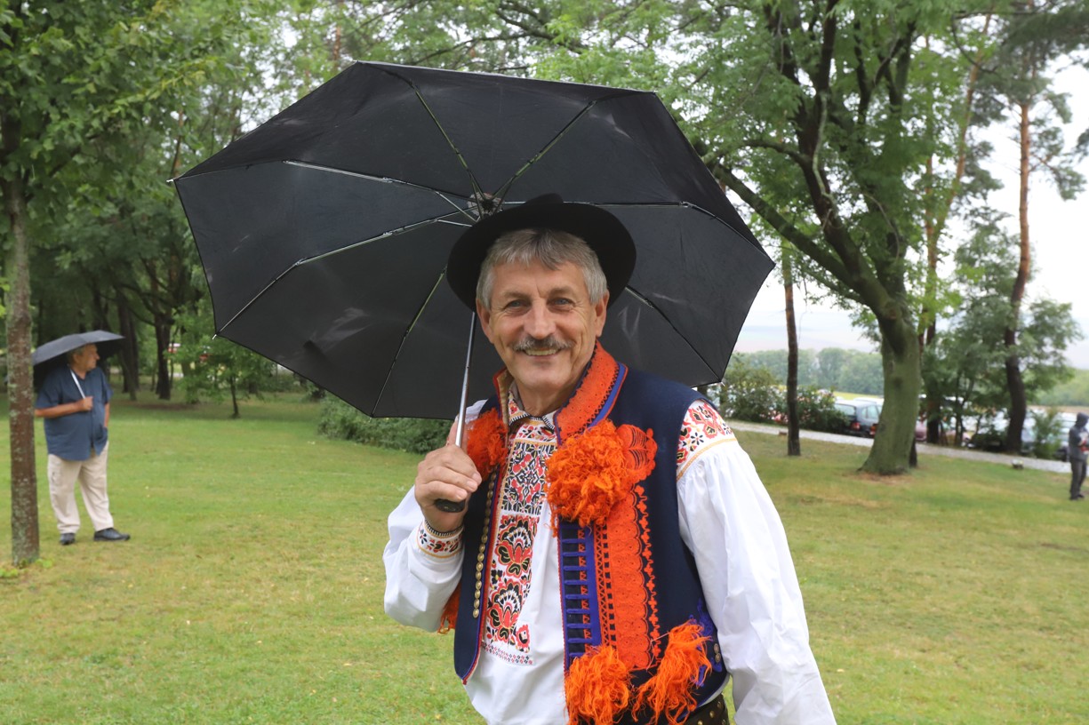 Na pouti byli pod deštníky i zpěváci z Ostrožské Nové vsi, kteří si říkají Krasavci.