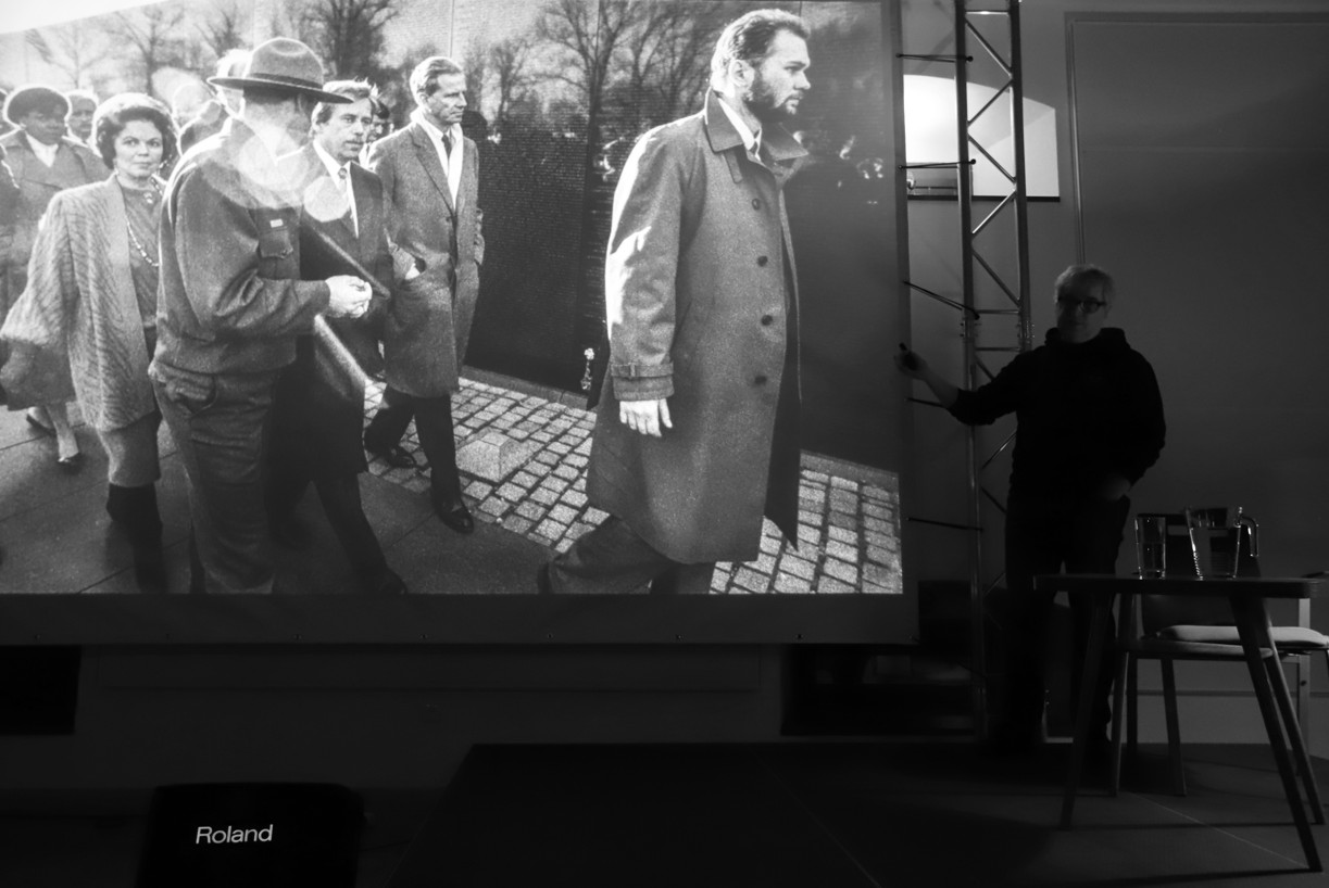 Komentovaná projekce černobílých fotografií Václava Havla za přítomnosti autora Tomkiho Němce.