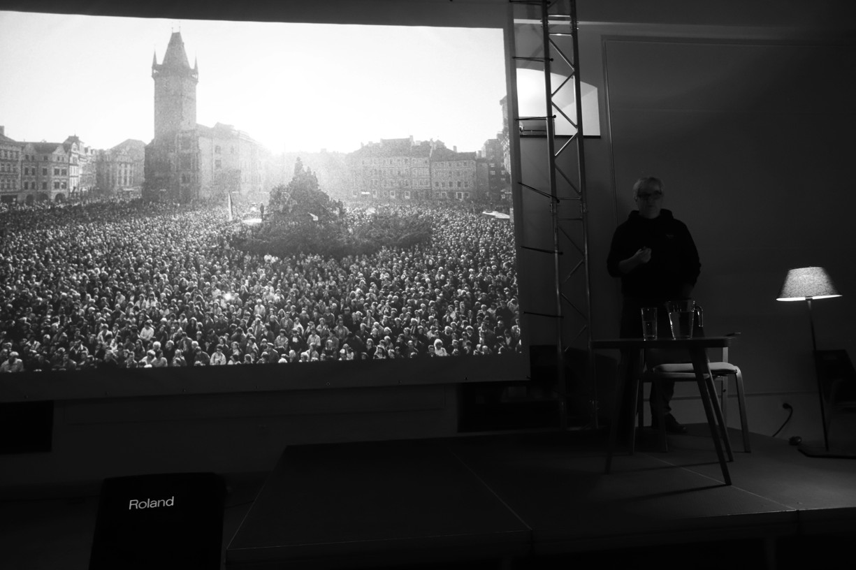 Komentovaná projekce černobílých fotografií Václava Havla za přítomnosti autora Tomkiho Němce.