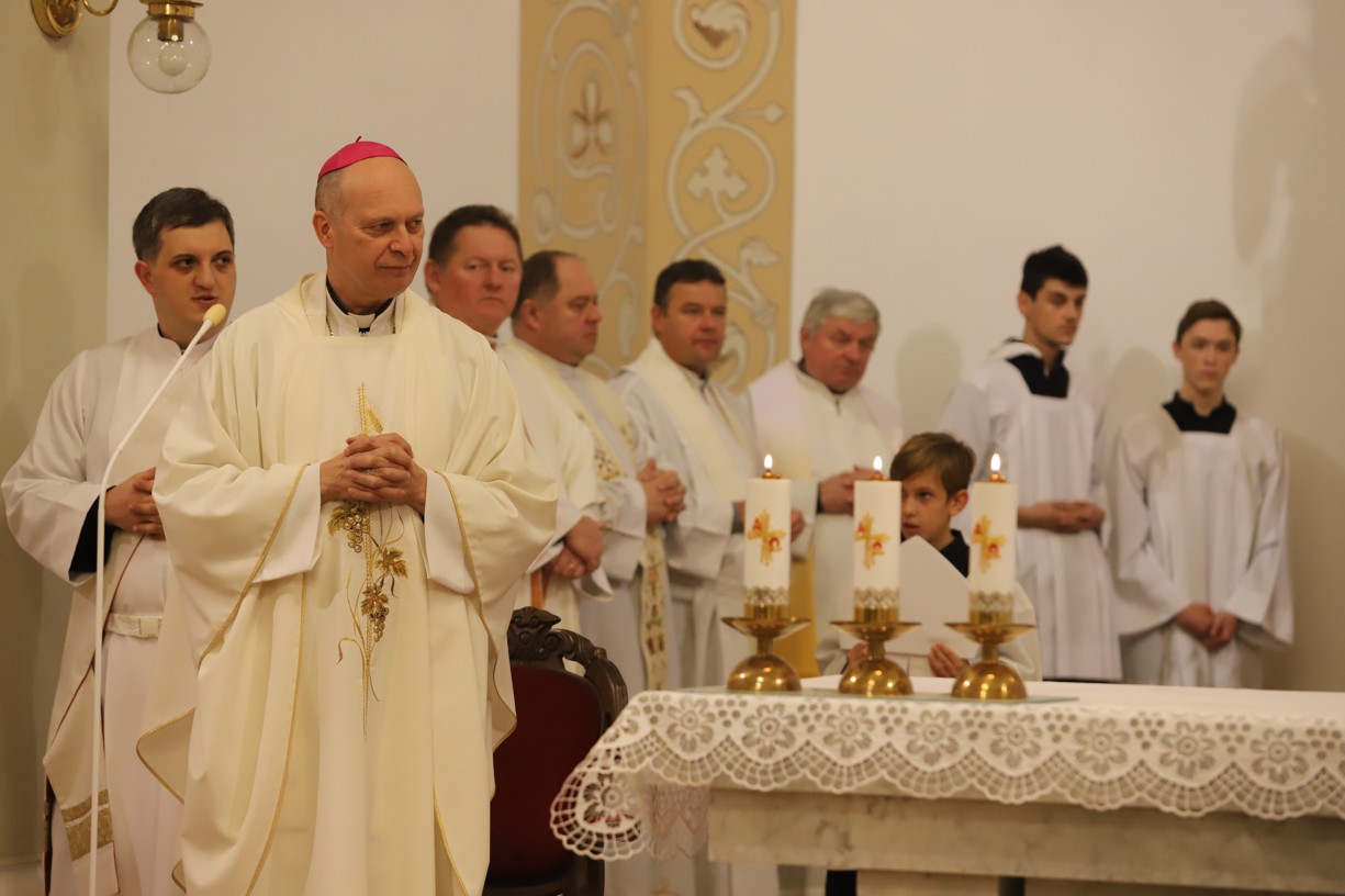 U oltáře se sešlo osm kněží v čele s olomouckým biskupem Mons. Antonínem Baslerem.