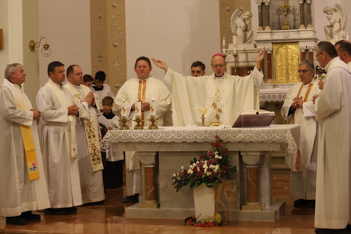 U oltáře se sešlo osm kněží v čele s olomouckým biskupem Mons. Antonínem Baslerem.