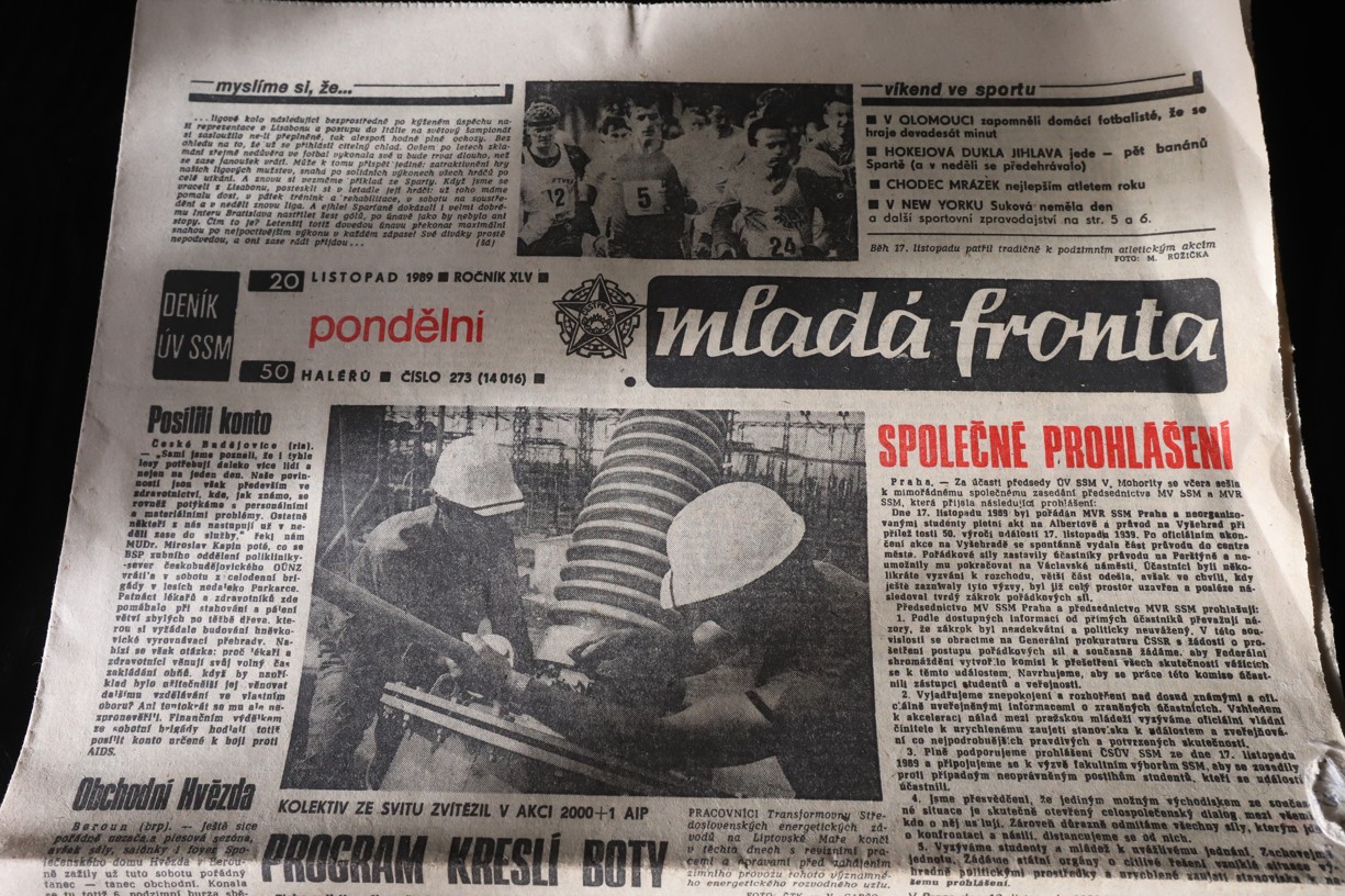 První denní tisk po 17. listopadu 1989 zveřejnil pouze krátkou zprávu na titulní straně vpravo.