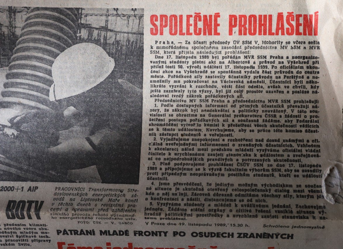 Informace o Sametové revoluci v deníku Mladá fronta v listopadu roku 1989