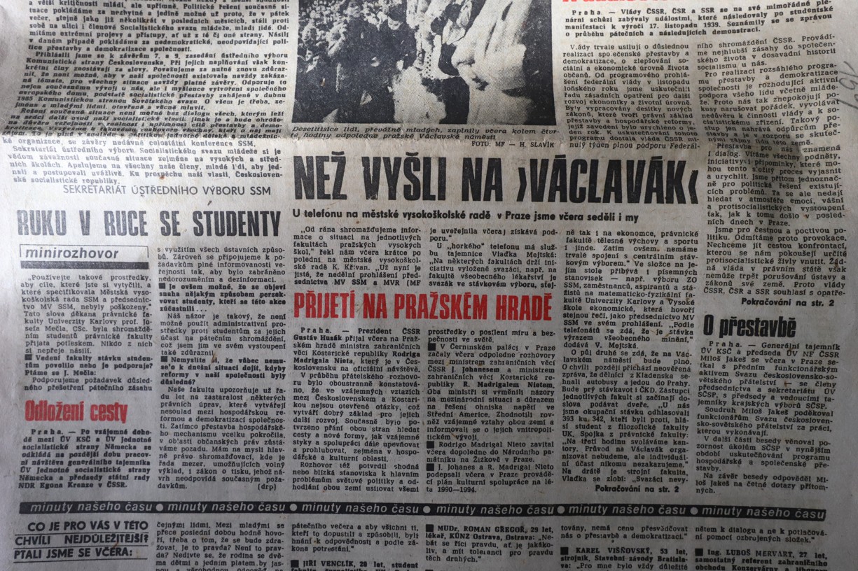 Informace o Sametové revoluci v deníku Mladá fronta v listopadu roku 1989