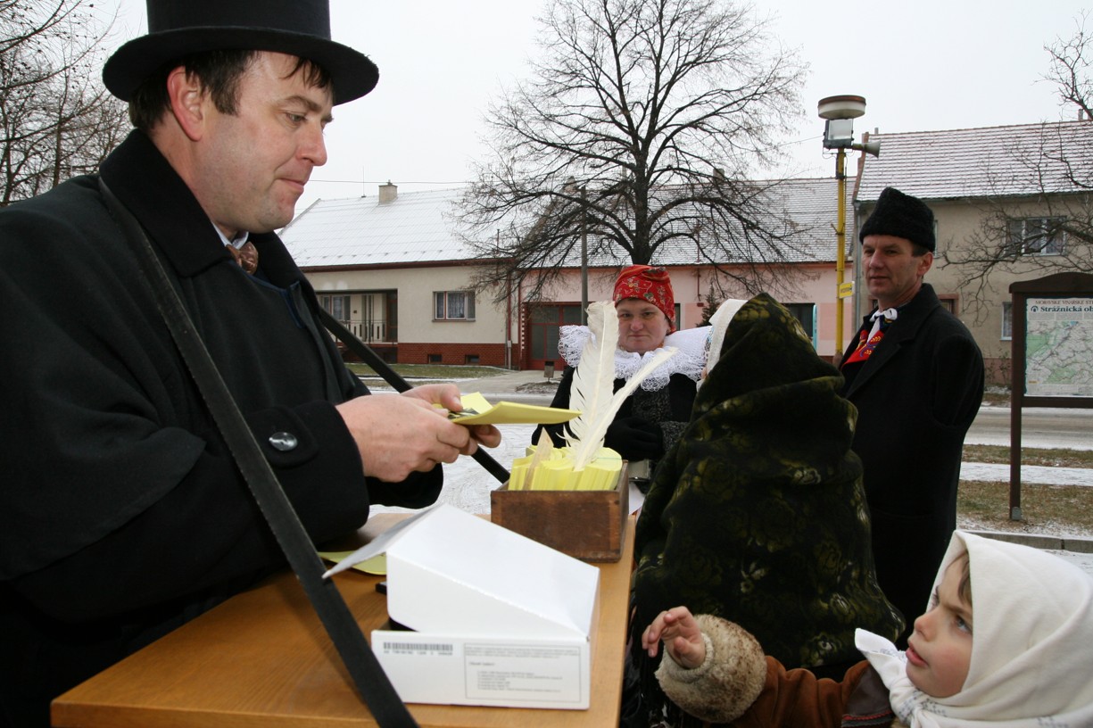 Tehdejší starosta Petr Hanák (vlevo) přišel v historickém kostýmu úředníka a zájemcům ochotně rozdával otisk pamětního razítka.