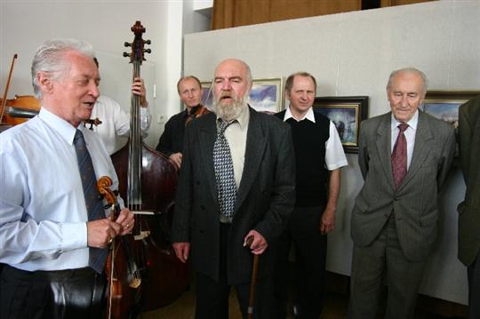 Při oslavě šedesátin si zazpíval s cimbálovou muzkou majstra Martina Hrbáče.