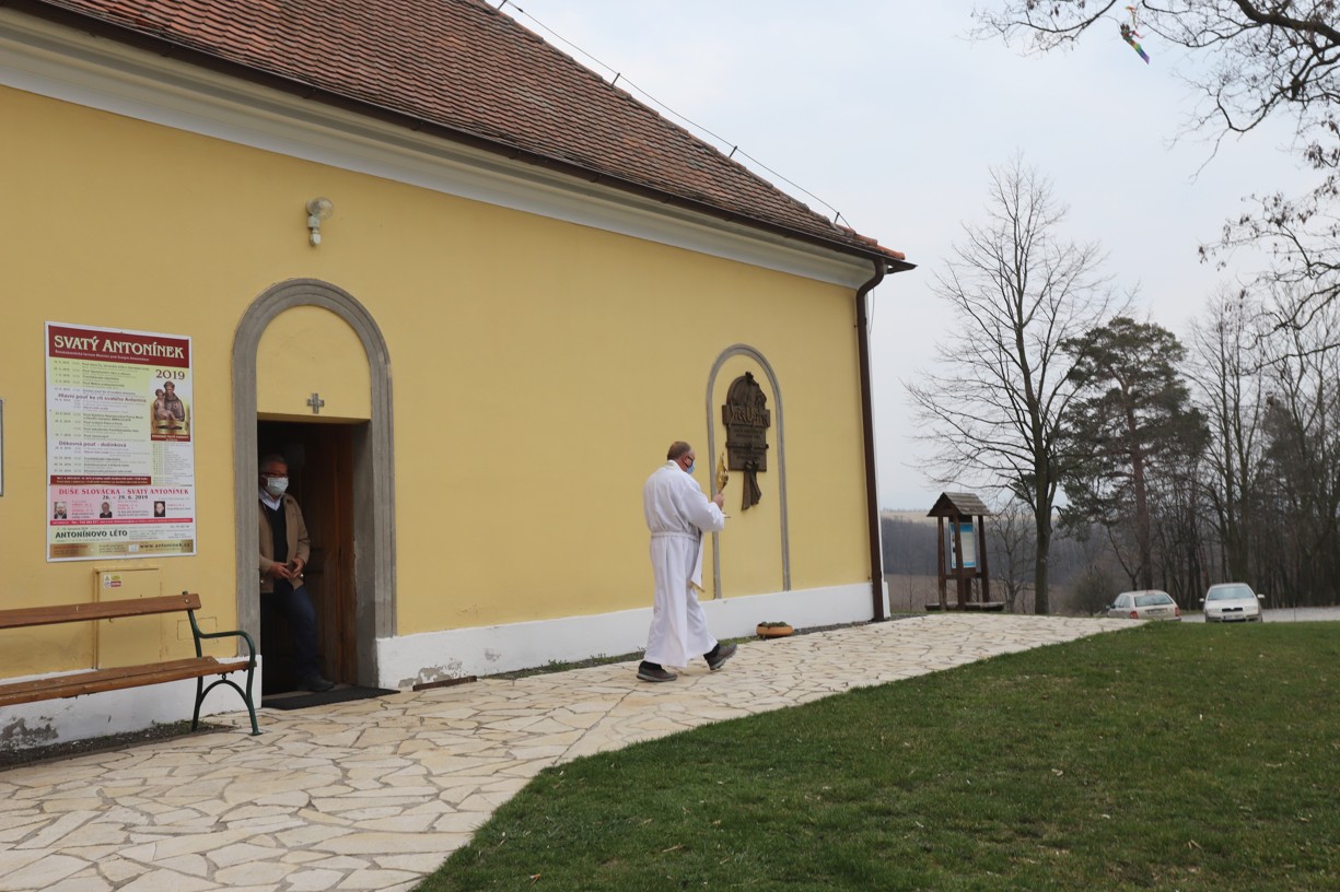 P. Zdeněk Stodůlka vychází každý den okolo patnácté hodiny z kaple na Antonínku s Eucharistií v monstraci, aby udělil požehnání s prosbou za zastavení šíření pandemie Covid-19.