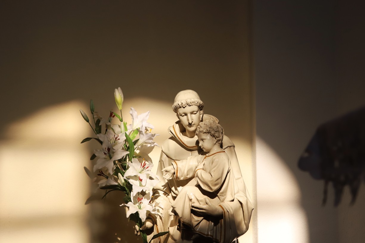 Takové krásné světlo v pozdním odpoledni dnes dopadalo na sochu sv. Antonína v interiéru kaple na Blatnické hoře.