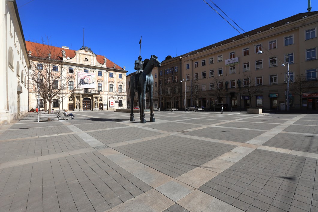 Moravské náměstí ve středu 8. dubna po třetí hodině odpoledne.