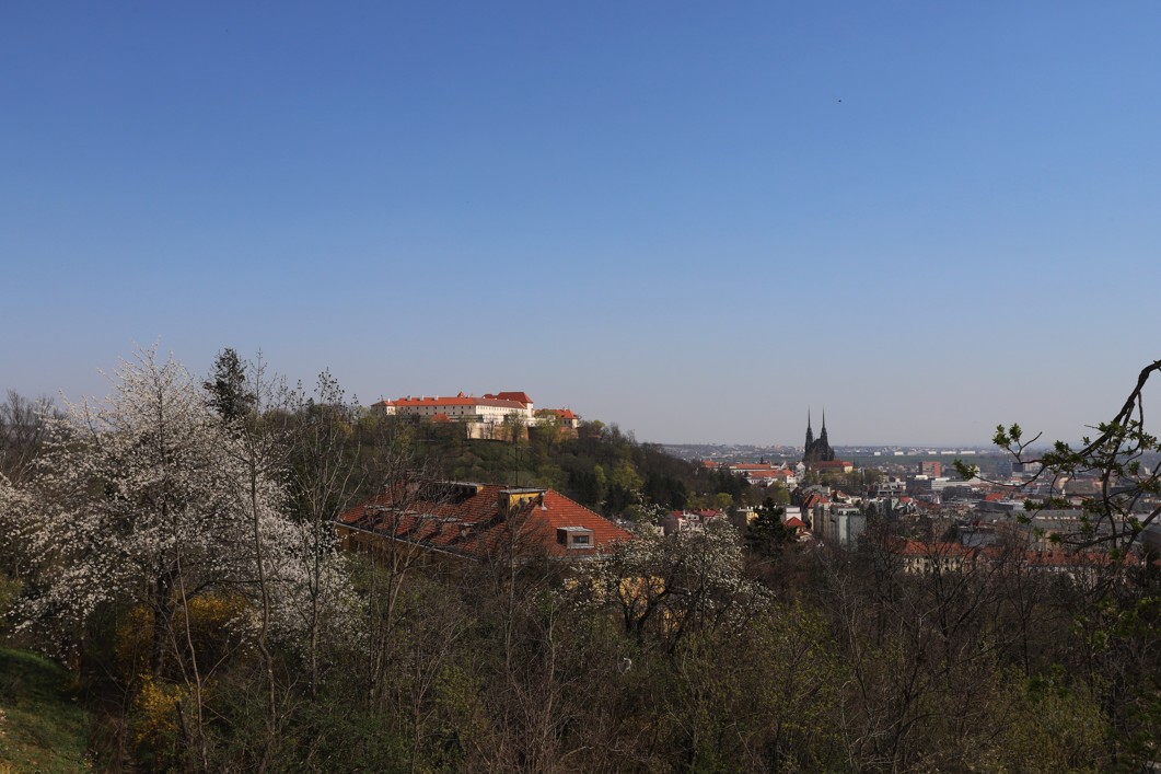 Pokud se ale člověk podíval na Brno z nadhledu, tak by nezasvěcený vůbec nepoznal, že je ve městě ochrnutý život.
