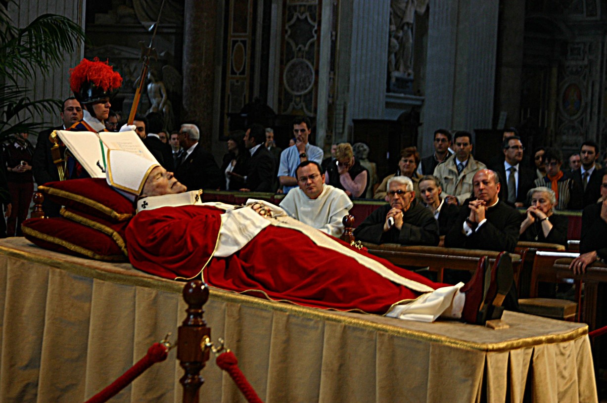 Okolo katafalku s tělem papeže, o kterém se mimo jiné říká, že byl milosrdného srdce, procházeli věřící s dojetím.