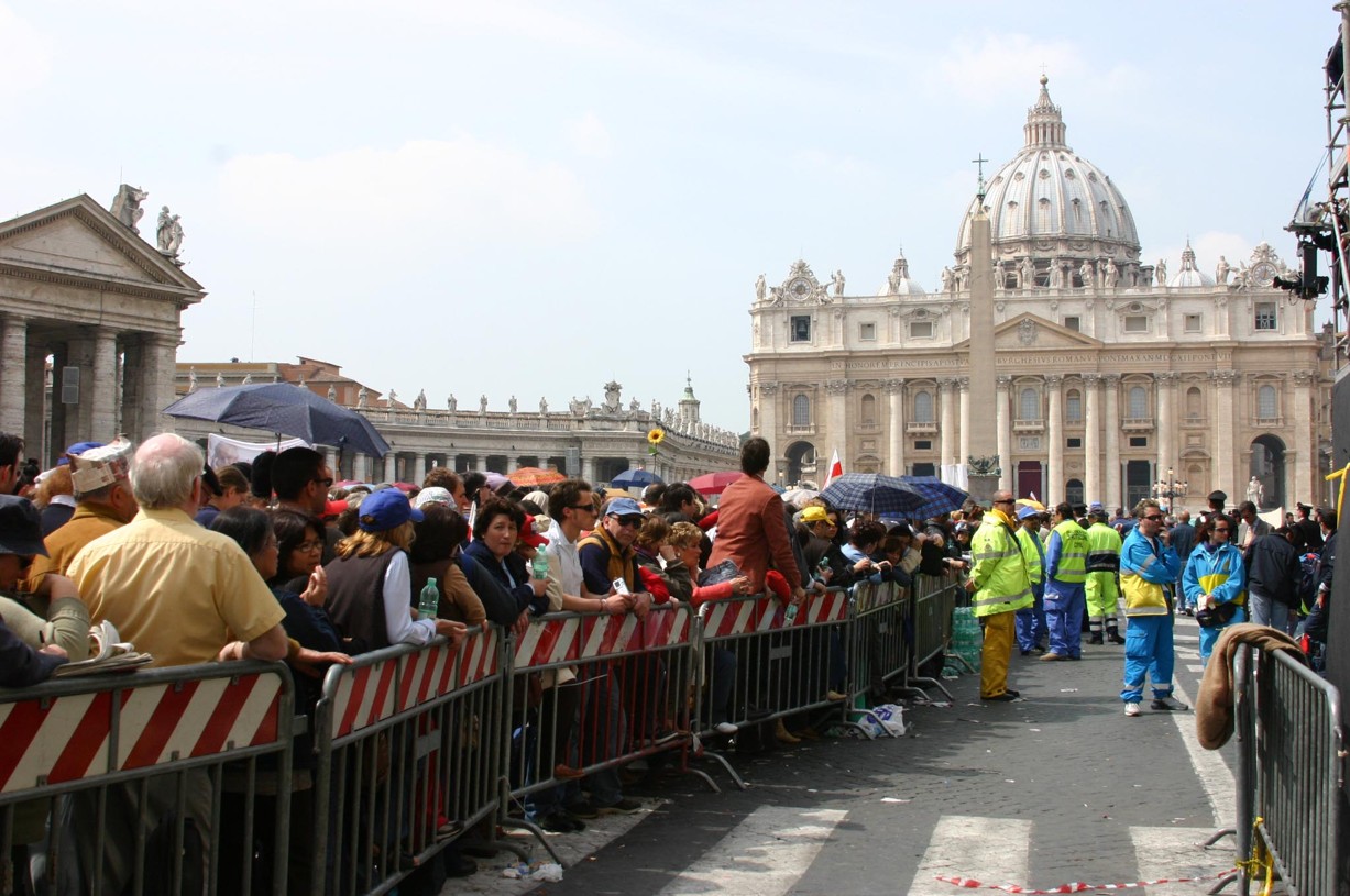 Aby se lidé naposledy poklonili zemřelému Janu Pavlu II. čekali na vstup do baziliky svatého Petra až čtyřiadvacet hodin.