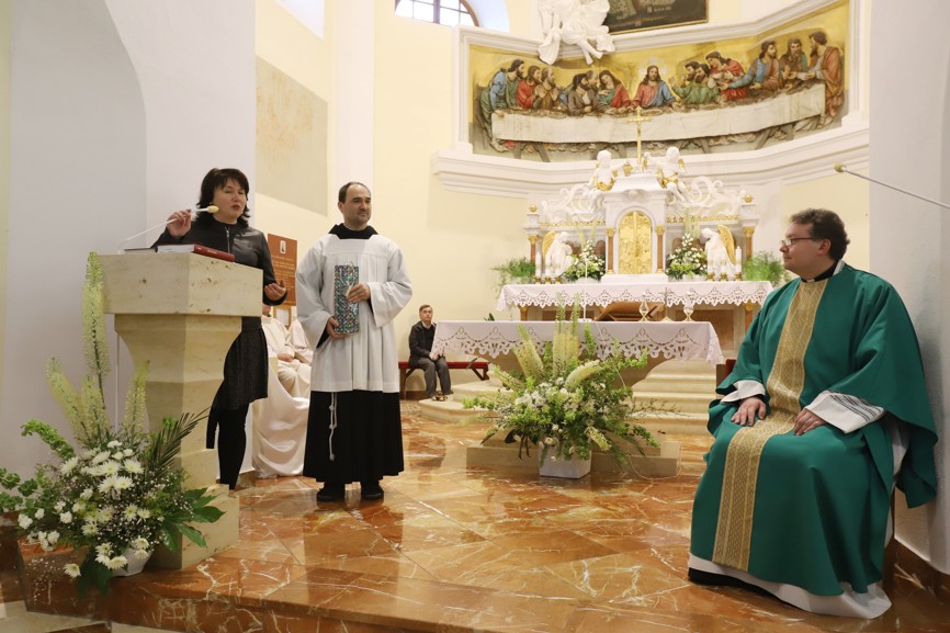 Jitka Navrátilová a Bohdan Heczko OFMConv. poděkovali knězi za mši svatou.