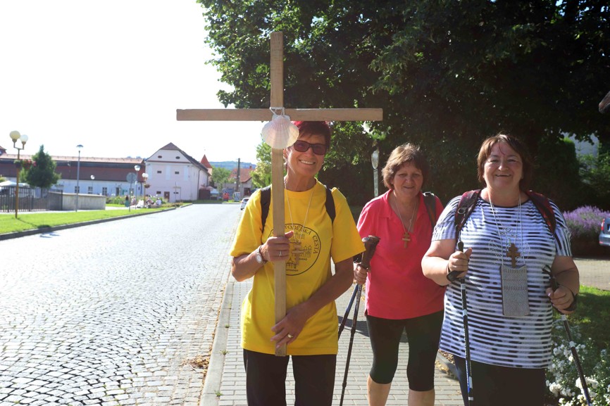 Pěšky na Velehrad připutovaly předsedkyně Matice svatoantonínské Marie Špirudová (vlevo) a bývalá starostka Blatničky Jarmila Hrušková (vpravo).