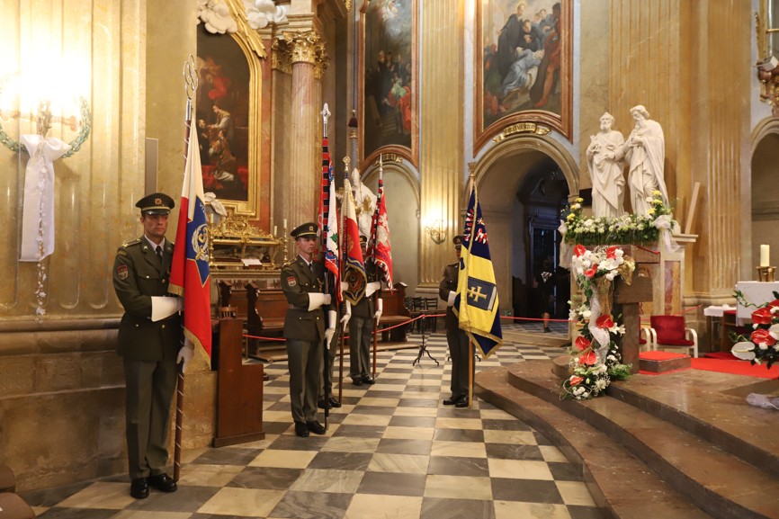 Při sobotní modlitbě za národ stála u oltáře v bazilice čestná stráž vojáků Armády České republiky.