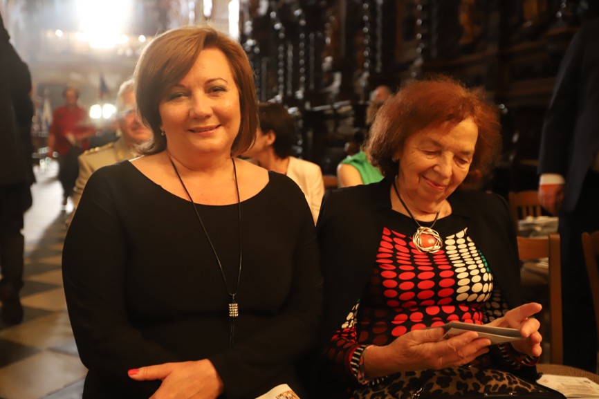 Při modlitbě za vlast seděly v první řadě ministryně financí Alena Schillerová (vlevo) a Livia Klausová. 