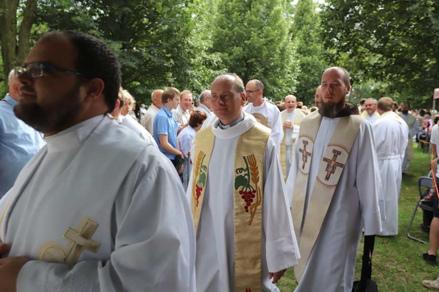 Na Antonínek přijelo okolo stovky kněží
