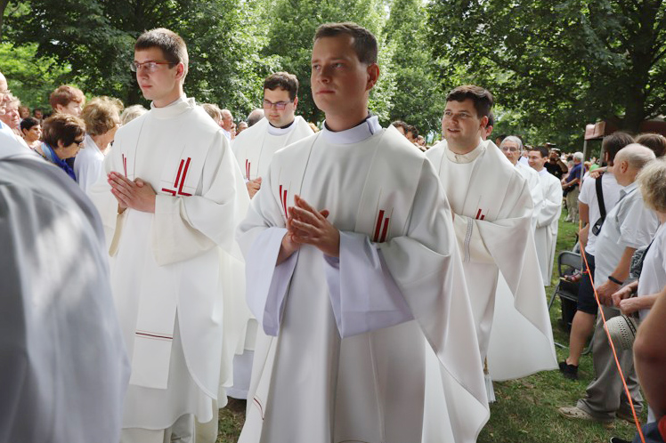 Na Antonínek přijelo okolo stovky kněží