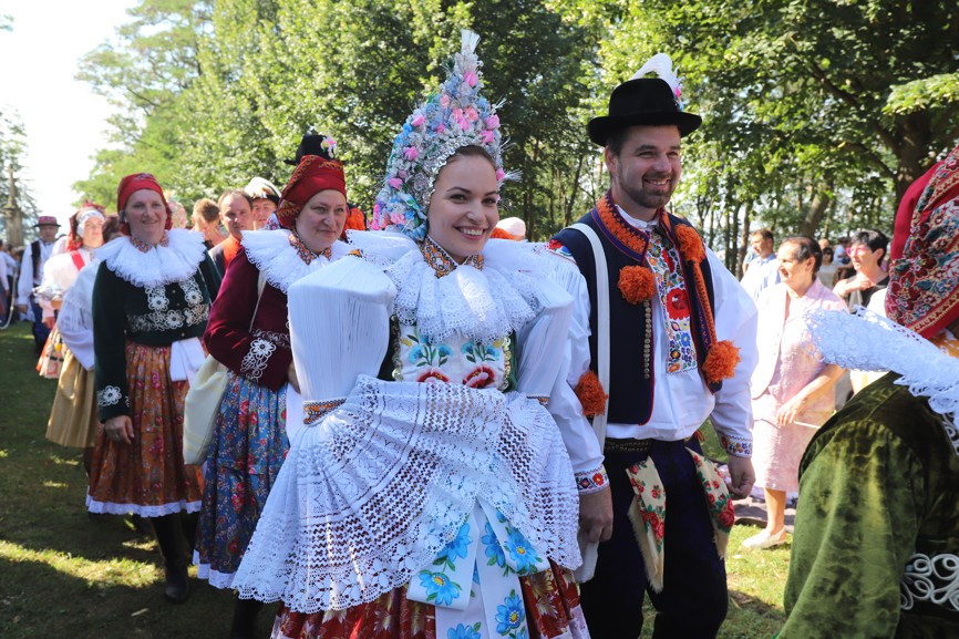 Láska k tradičnímu lidovému kroji se na Slovácku předává z generace na generaci i v jednadvacátém století.