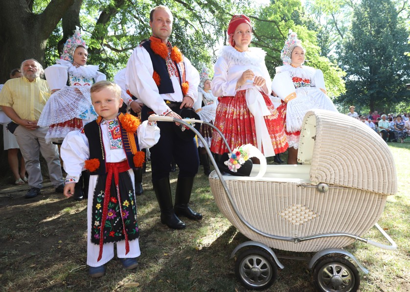 Manželé Jaromír a Veronika Žajdlíkovi vedou své děti k víře a tradicím od útlého věku.