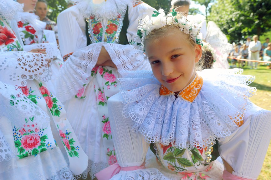 Láska k tradičnímu lidovému kroji se na Slovácku předává z generace na generaci i v jednadvacátém století.