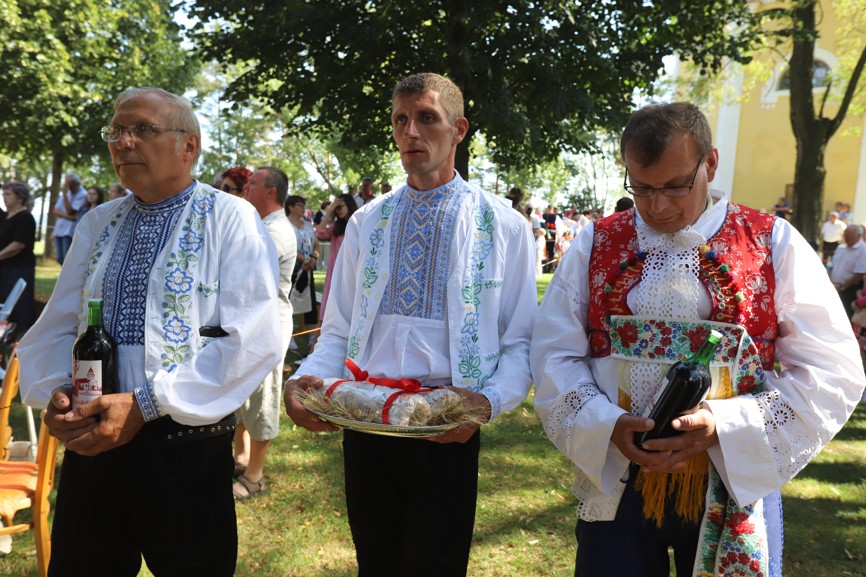 Obětní dary přinášeli krojovaní z různých částí Slovácka.