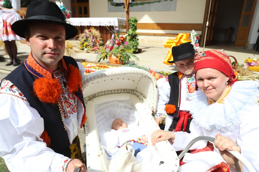 Manželé Jaromír a Veronika Žajdlíkovi vedou své děti k víře a tradicím od útlého věku.