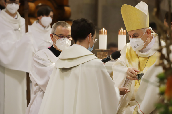 Milan Werl přijímá z rukou biskupa kněžské svěcení