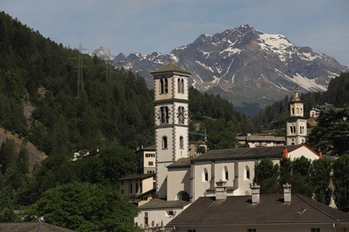 Jízda panoramatickým vlakem Bernina na trase Rhätusche Bahn nabízela nádherné pohledy na krajinu i architekturu horských městeček a vesniček Švýcarska