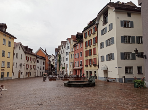 Ulice švýcarského města Chur byla v podvečeru prázdná