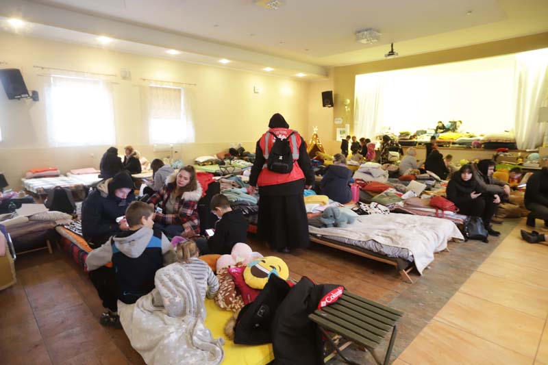 V kulturním sále nalézají uprchlíci možnost odpočinku a přespání.