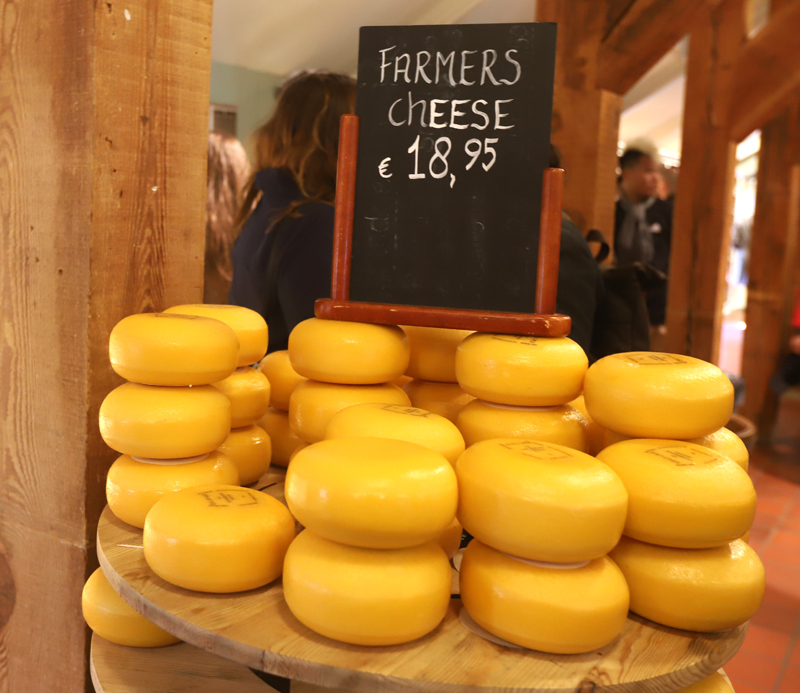 Ve skanzenu bylo možné zakoupit i holandské sýry a další speciality