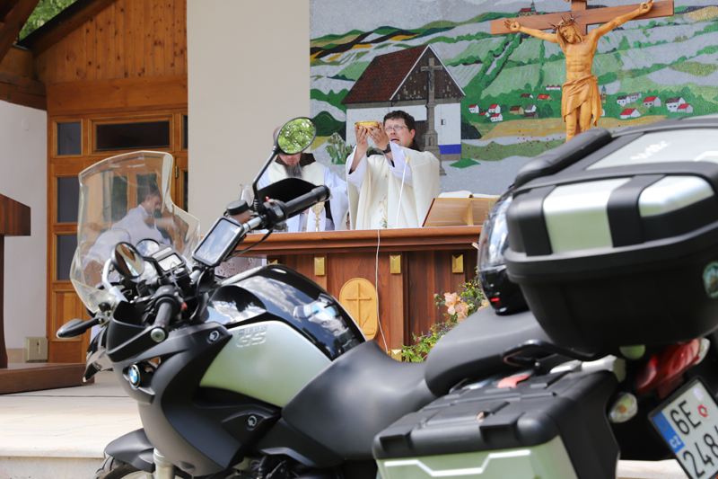 Hlavním celebrantem mše sv. byl P. Eliáš Paseka, který přijel na motorce z Moravské Třebové, kde slouží