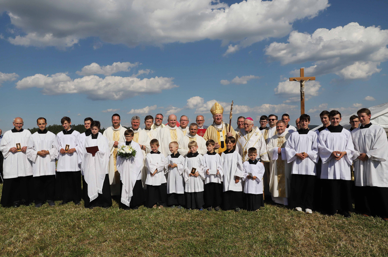 Závěrečný snímek všech, kdo sloužili u oltáře