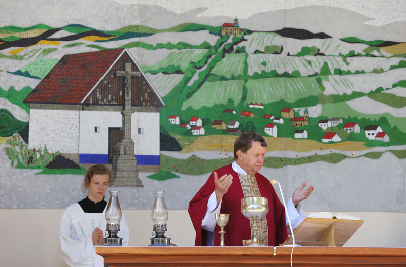 Poutní mši svatou ke cti sv. Petra a Pavla na Antonínku sloužil P. Vojtěch Kodet.