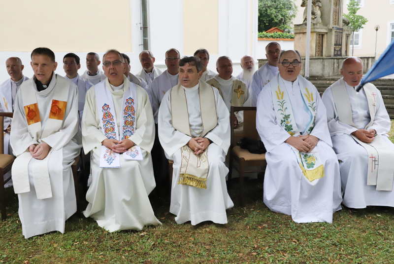 Novokněze přišli podpořit starší kněží 